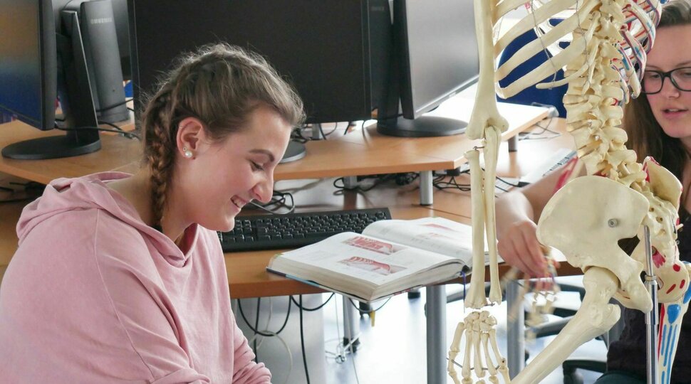 Zwei Studentinnen Physiotherapie