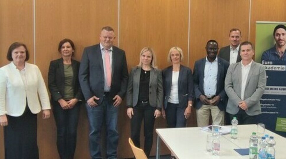 Dr. Karamba Diaby zu Besuch bei der Euro Akademie Halle