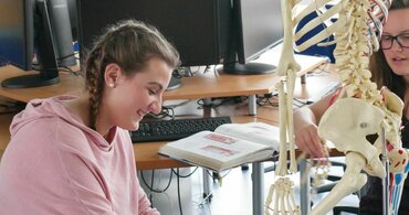 Zwei Studentinnen Physiotherapie